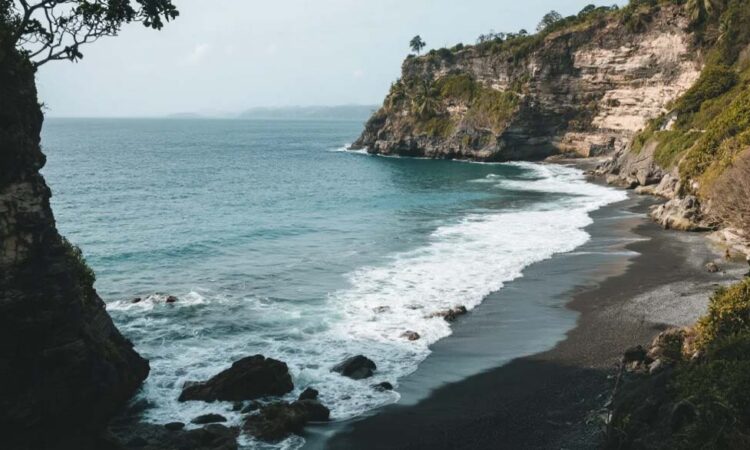 Pantai Diamond: Keindahan Tersembunyi di Bali